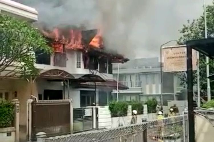 Sebuah rumah di Perumahan Permata Buana,  Kembangan Utara, Kembangan, Jakarta Barat, dilanda kebakaran saat ditinggal penghuninya pada Rabu (4/5/2022). 