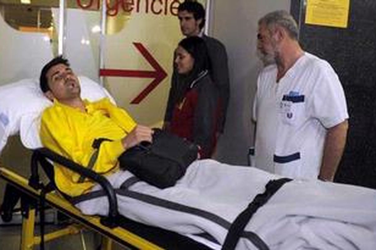 Striker Barcelona, David Villa, di Klinik Quiron, Barcelona, setelah diterbangkan dari Jepang. Dia mengalami cedera batah tulang kering di sela-sela membela Barcelona di Piala Dunia Klub di Jepang.