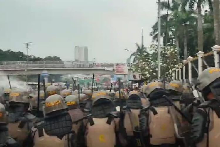 Belasan Anarko Aksi Hari Buruh Disebut Lempari Pengendara Dekat Gedung DPR Pakai Batu
