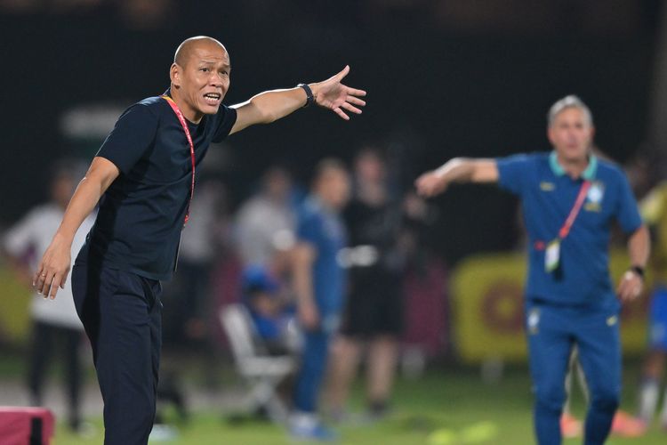 Pelatih Timnas U17 Indonesia, Nova Arianto (kiri), memberikan arahan kepada anak asuhnya saat bertanding melawan Timnas Brasil pada laga Grup H Piala Dunia U17 2025 di Lapangan 7 Aspire Zone, Doha, Qatar, Jumat (7/11/2025). ANTARA FOTO/Bayu Pratama S/fzn/foc.