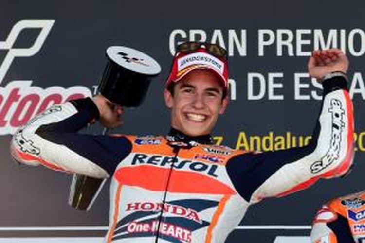 Pebalap Repsol Honda asal Spanyol, Marc Marquez, merayakan kemenangannya di atas podium Sirkuit Jerez pada GP Spanyol, Minggu (4/5/2014).