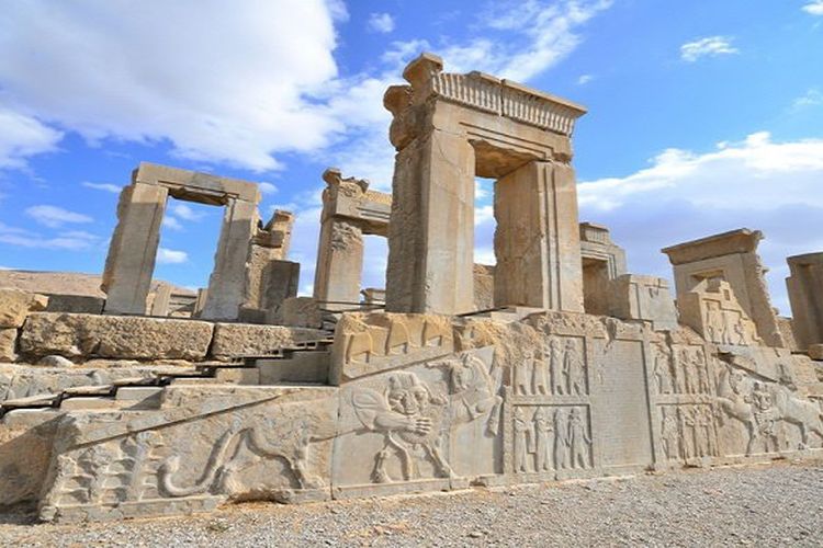 Reruntuhan kota tua pada masa kekaisaran Achaemenid dengan berbagai ukiran yang indah. (Shutterstock)