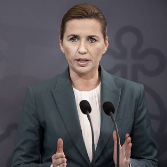 Mette Frederiksen, Perdana Menteri Denmark dalam konferensi pers sore hari kemarin Rabu (11/03/2020) dengan tajuk Kami sedang dalam Situasi Luar Biasa.