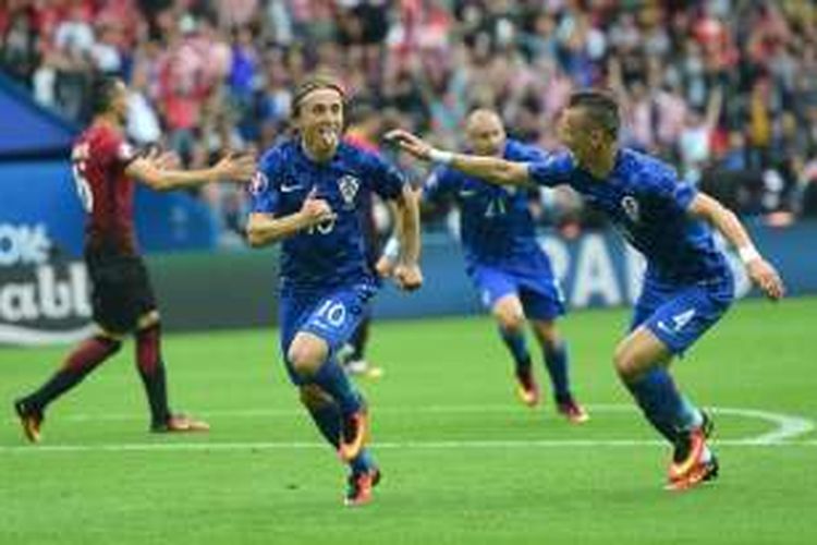 Gelandang Kroasia, Luka Modric, merayakan gol yang dicetaknya ke gawang Turki pada pertandingan Grup D Piala Eropa 2016 di Paris, Minggu (12/6/2016). 