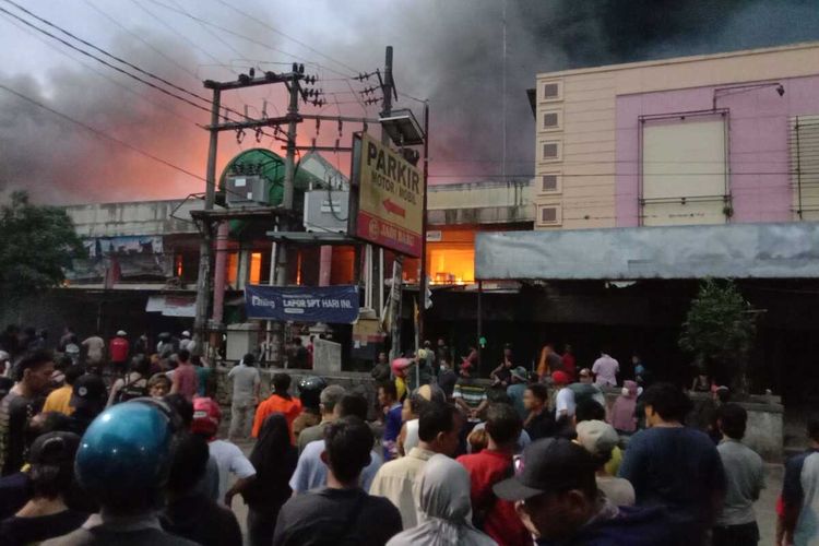 Kebakaran melanda Pasar Kroya, Kabupaten Cilacap, Jawa Tengah, Kamis (23/12/2021) sore.