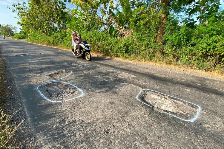 Aspal Langka, Pemkab Madiun Gunakan Cor Beton untuk Perbaiki Jalan Rusak