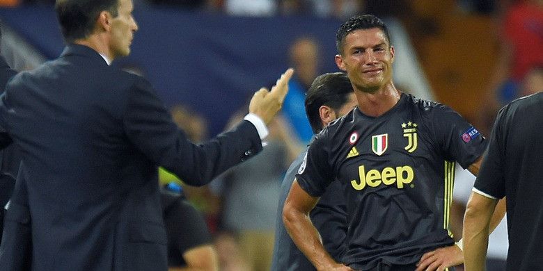 Ekspresi megabintang Juventus, Cristiano Ronaldo, seusai menerima kartu merah dalam laga Grup H Liga Champions kontra Valencia di Stadion Mestalla, Valencia, Spanyol pada 19 September 2018.
