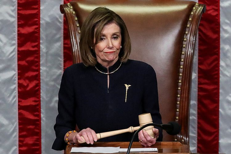 Ketua Dewan Perwakilan Amerika Serikat (AS) Nancy Pelosi (D-CA) memegang palu saat memimpin Dewan Perwakilan AS menyetujui dua pasal pemakzulan terhadap Presiden Donald Trump di House Chamber of the U.S. Capitol di Washington, Amerika Serikat, Rabu (18/12/2019). Donald Trump resmi menjadi presiden ketiga AS yang dimakzulkan setelah dalam sidang paripurna yang digelar 18 Desember malam waktu setempat, DPR AS menyetujui dua pasal pemakzulan terhadap presiden 73 tahun itu.