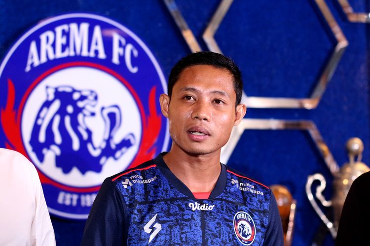 Pemain baru Arema FC Evan Dimas seusai diperkenalkan pada media di Kandang Singa, Kantor Arema FC, Kamis (7/4/2022) sore.
