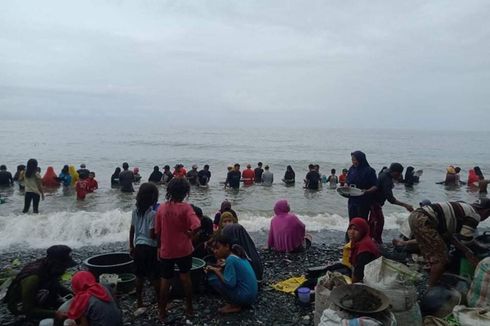 Warga dari Luar Datang ke Pantai Tamilow, Ada yang Diizinkan Mendulang Emas, Sejumlah Orang Dilarang