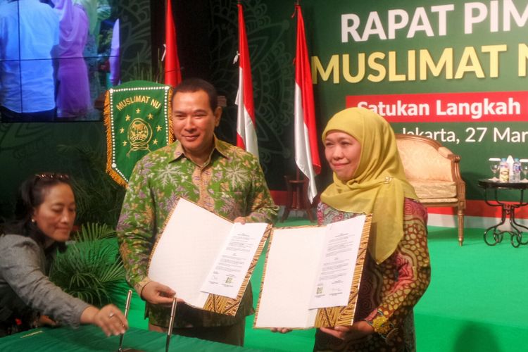 Penandatanganan MoU (nota kesepakatan) antara Ketua Umum Muslimat NU Khofifah Indar Parawansa dan Presiden Komisaris Humpuss Group saat acara penutupan Rapat Pimpinan Nasional Muslimat NU di Hotel Crowne Plaza, Jakarta Selatan, Senin (27/3/2017).