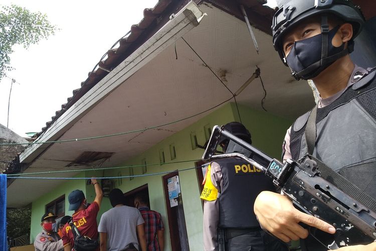 Tim Densus 88 Antiteror Mabes Polri bersama Inafis Satreskrim Polres Tasikmalaya Kota menggeledah rumah terduga teroris asal Kelurahan Sukamaju Kaler, Kecamatan Indihiang, Kota Tasikmalaya, Rabu (13/5/2020).