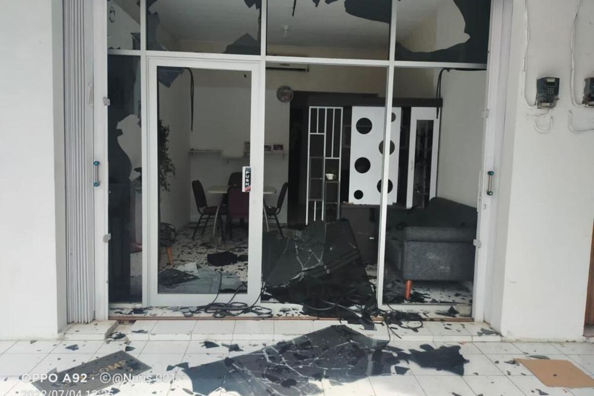 Kondisi kantor Firma DHEN & Partners di Pertokoan Kledokan Raya nomor 68, Babarsari, Caturtunggal, Depok, Kabupaten Sleman pasca peristiwa pengrusakan pada Senin 4 Juli 2022 (Foto dokumentasi Heru Nugroho).