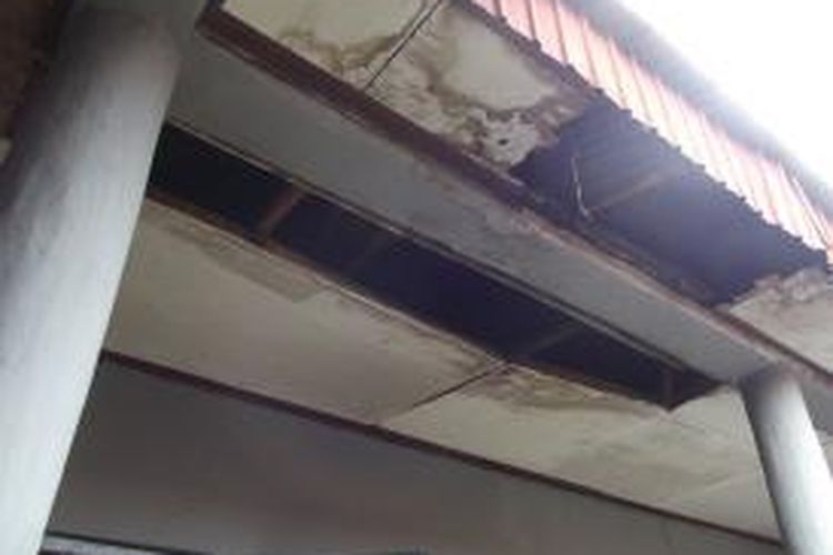 Kondisi plafon salah satu blok narapidana Lembaga Pemasyarakatan Kelas II Atambua, Kabupaten Belu, NTT yang rusak berat