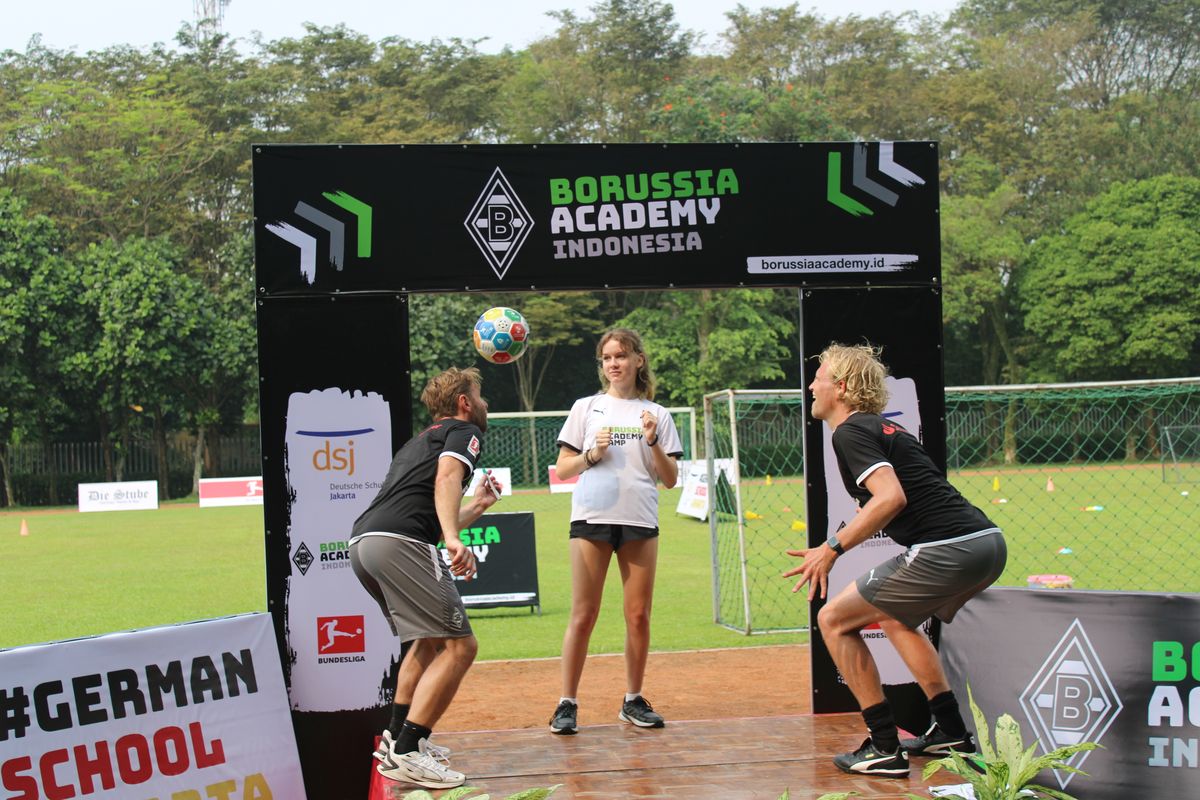 Dua pelatih dari Borussia Academy saat beratraksi di depan awak media saat acara peluncuran Borussia Academy Indonesia di German School Jakarta, BSD, Tangerang Selatan pada Sabtu (3/6/2023). Peluncuran akademi ini sendiri juga dihadiri oleh Ketua Umum KONI, Letjen (Purn) Marciano Norman.