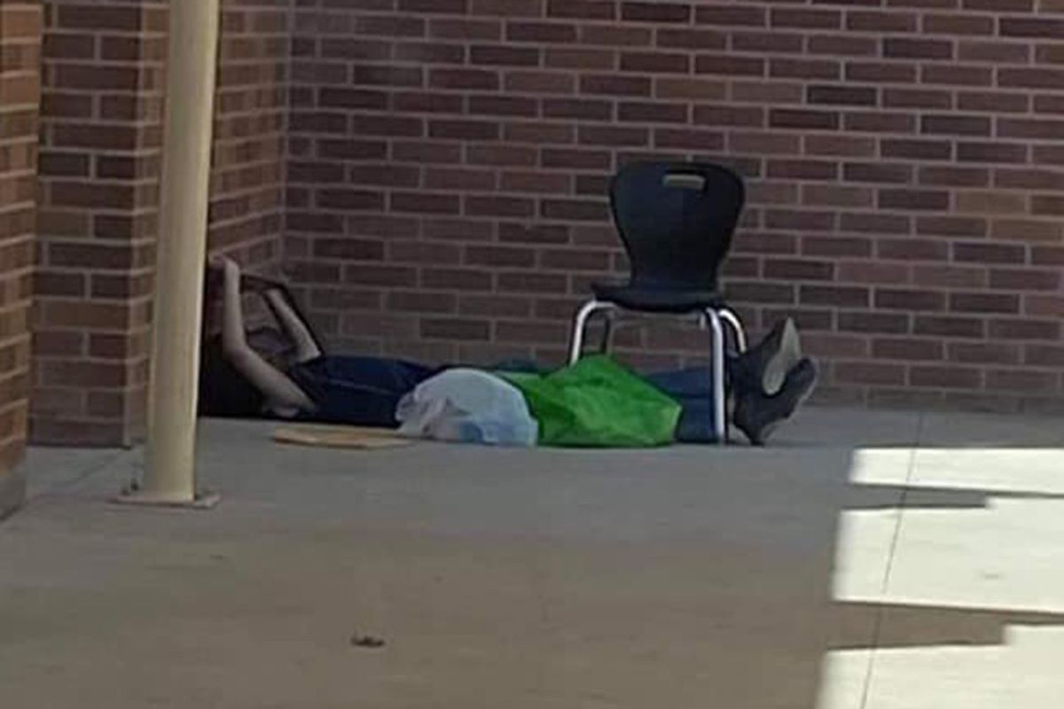 Foto Jonathan Endecott  di luar sekolahnya di Roswell, New Mexico, Amerika Serikat (AS).