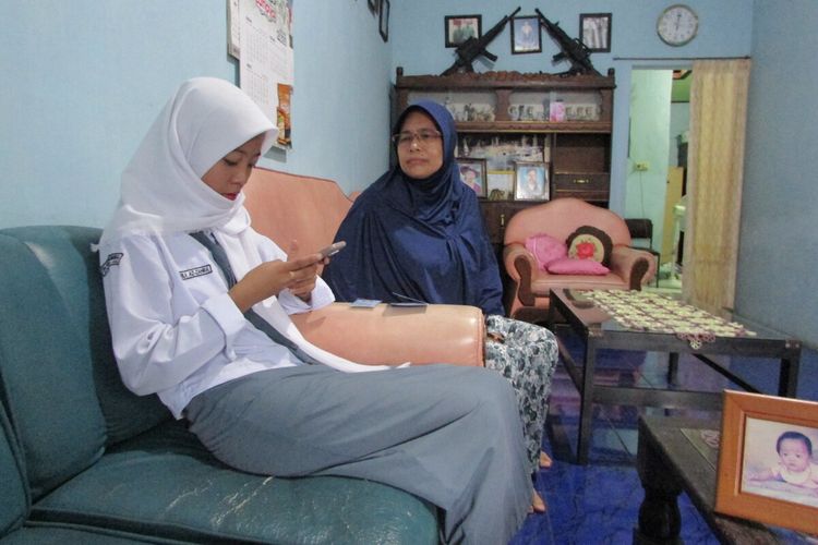 Nabila Azzahra (16) tengah bersama kedua orangtuanya di kediamannya Jalan Manggarupi, Sungguminasa, Kabupaten Gowa, Sulawesi Selatan. Senin, (13/1/2020).
