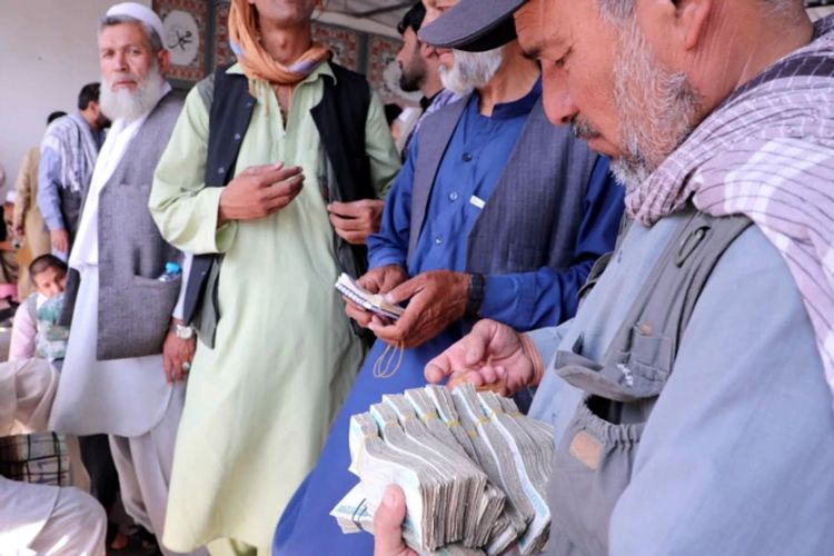 Pedagang penukaran uang Afghanistan menunggu pelanggan di pasar penukaran uang, menyusul pembukaan kembali bank dan pasar setelah Taliban mengambil alih di Kabul, Afghanistan, 4 September 2021.