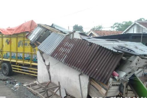 Warung Kopi Tertabrak Truk Pengangkut Kayu, Pemilik Tewas