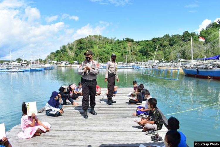 Kegiatan belajar bersama anak-anak pulau Lutungan bersama anggota Polsek Baolan yang di gelar di dermaga tepi pantai pulau Lutungan, Kelurahan Nalu, Kecamatan Baolan, Kabupaten Tolitoli. Kamis, 6 Agustus 2020. 