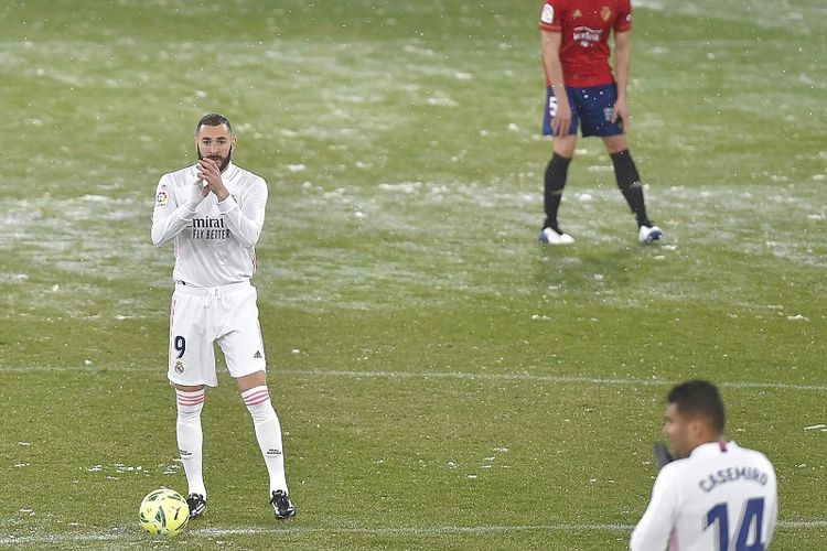 Penyerang Real Madrid Karim Benzema (kiri) jelang kick-off pertandingan Liga Spanyol antara Osasuna vs Real Madrid di Stadion El Sadar pada 9 Januari 2021.