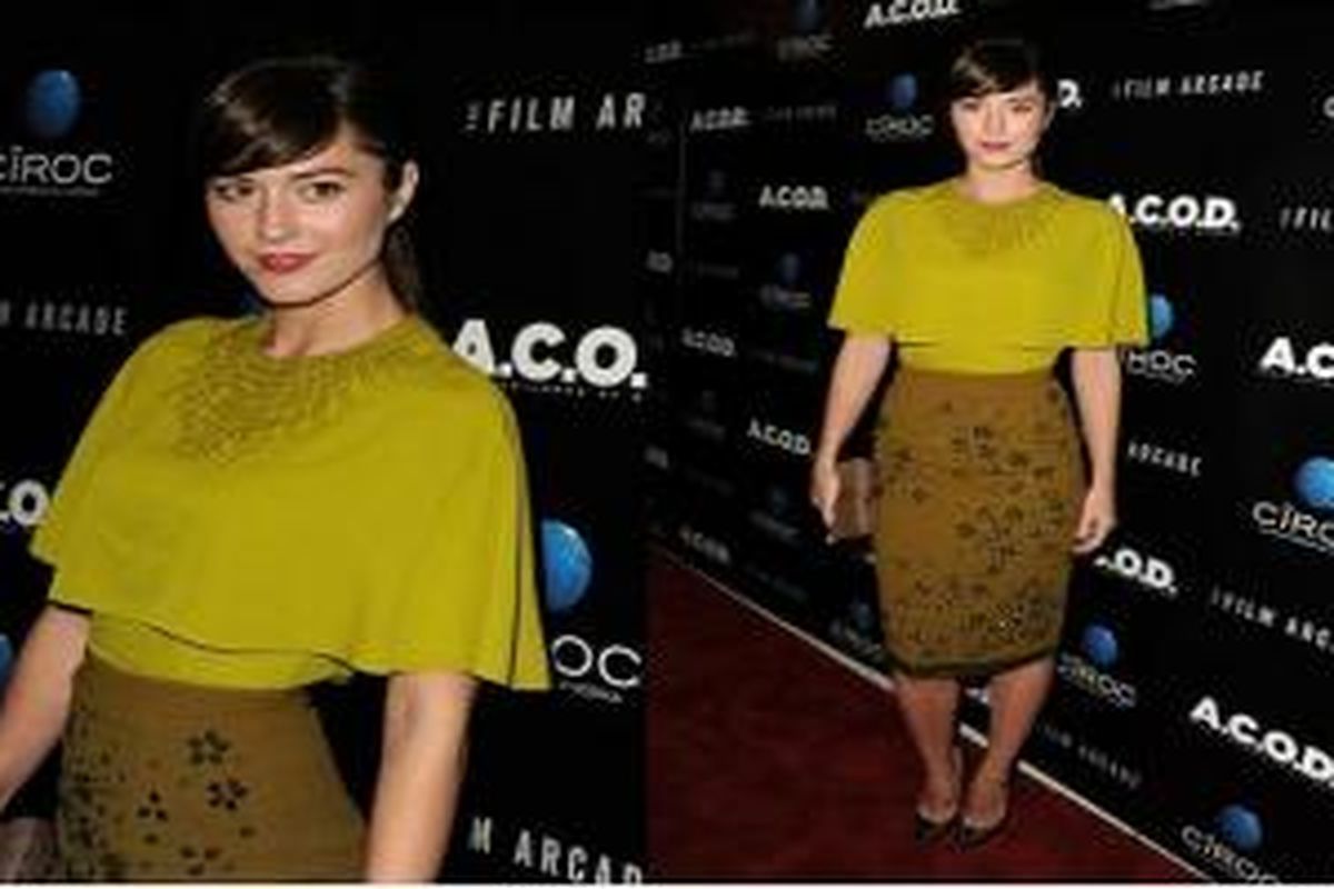 Mary Elizabeth Winstead, tampil dengan rok pensil