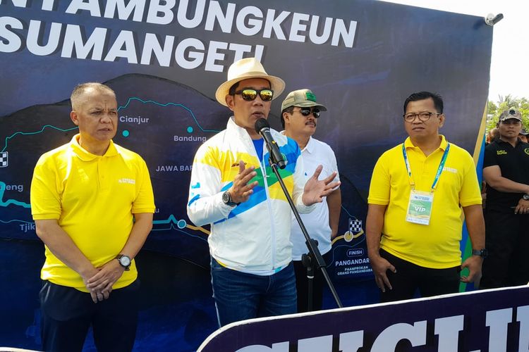 Gubernur Jawa Barat (Jabar) Ridwan Kamil saat menghadiri acara Pasar Pasisian Leuweung dalam rangkaian kegiatan Cycling de Jabar (CDJ) 2023.


