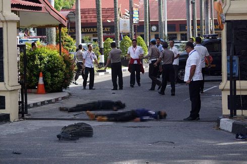 Sabtu Subuh, Keluarga Bawa 4 Jenazah Teroris dari RS Bhayangkara Polda Riau 