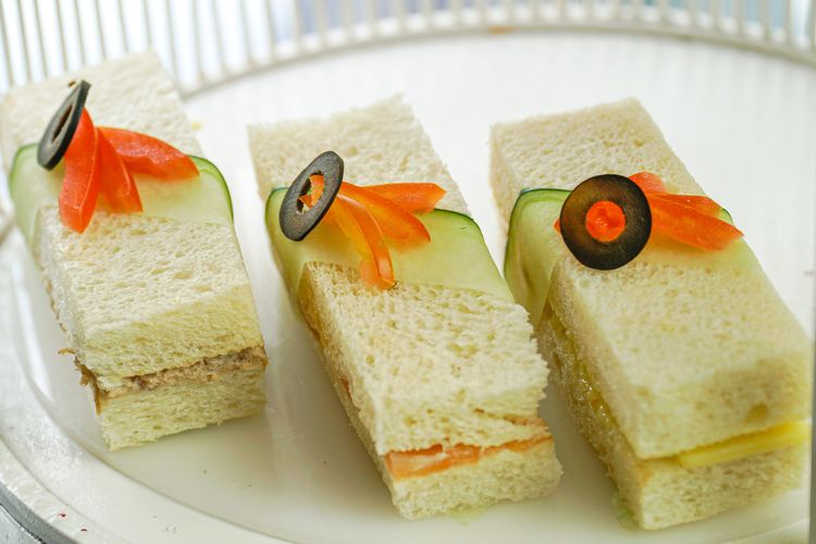 Finger sandwich untuk afternoon tea di The Sultan Hotel & Residence.