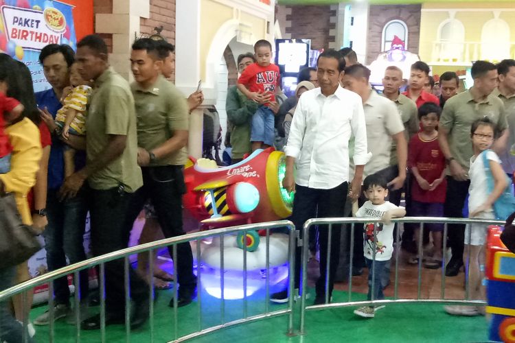 Presiden Jokowi bersama cucunya, Jan Ethes bermain di area permainan anak Happy Time Solo Paragon Mal di Solo, Jawa Tengah, Rabu (3/4/2019).