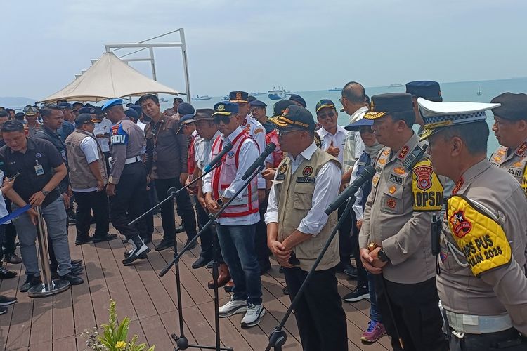 Menko PMK dan Menhub memberikan keterangan pers usai meninjau arus mudik Natal tahun 2023 di Pelabuhan Merak, Banten. Sabtu (23/12/2023).