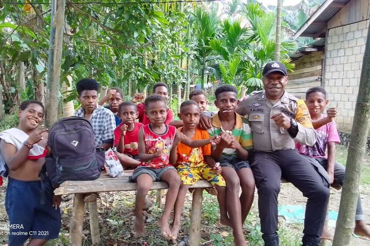 Bhabinkamtibmas Kampung Baburia, Bripka Batias Yikwa, saat bersama-sama anak-anak di Kampung Baburia, Distrik Arso Barat, Kabupaten Keerom, Papua belum lama ini.