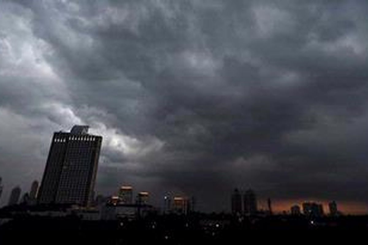 Mendung gelap menggelayut di langit Jakarta sesaat sebelum hujan deras disertai angin menerjang, Kamis (29/11/2012). Warga dihimbau mewaspadai cuaca ekstrem akibat pengaruh masa transisi dari musim kemarau ke musim hujan yang ditandai hujan deras sporadis dan angin kencang.

