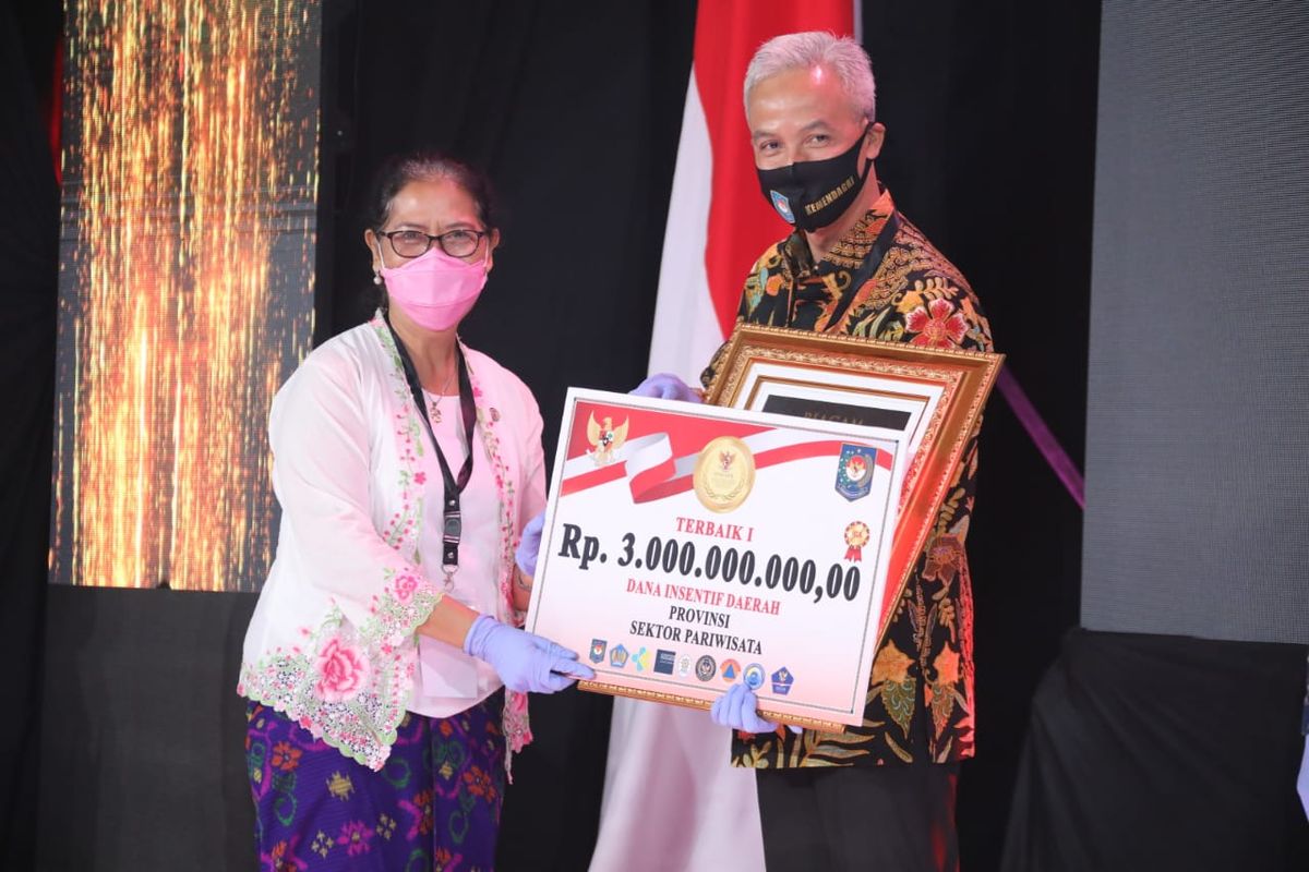 Gubernur Jawa Tengah Ganjar Pranowo, saat menerima penghargaan Lomba Inovasi Daerah dalam Tatanan Normal Baru, di Gedung Sasana Bhakti Praja Kemendagri Jakarta Pusat, Senin (22/6/2020).
