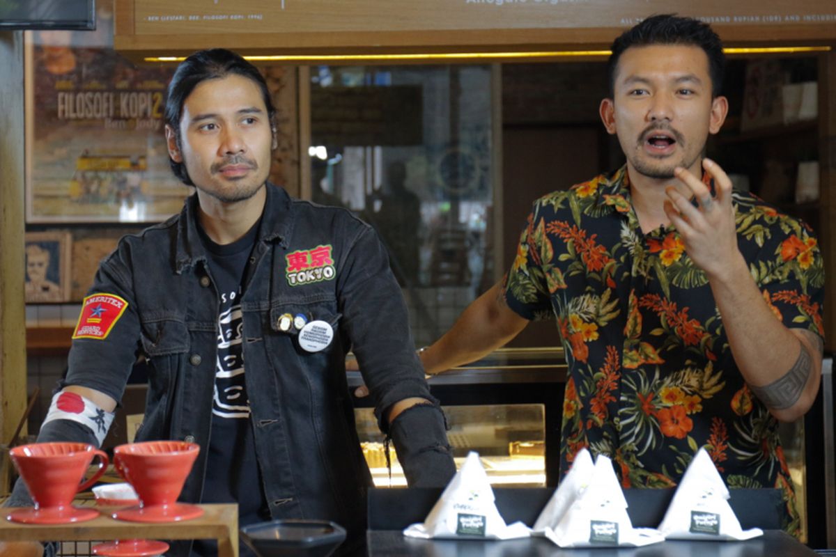 Aktor Rio Dewanto dan Chicco Jerikho (kiri) dalam sesi wawancara di Kedai Filosofi Kopi, Jalan Melawai, Jakarta Selatan, Kamis (6/7/2017). Duo Chicco Jerikho dan Rio Dewanto akan kembali menjadi bintang utama dalam sekuel film Filosofi Kopi, Ben dan Jody yang akan tayang perdana di bioskop pada 13 Juli 2017.