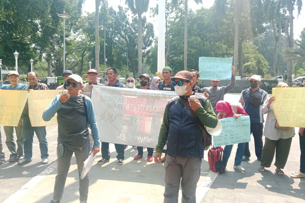 Puluhan eks karyawan Perumda Trans Pakuan Kota Bogor melakukan aksi unjuk rasa di depan Kantor Balai Kota Bogor menuntut pembayaran gaji sebesar Rp 1,7 miliar, Senin (20/11/2023).