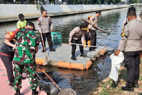 Polisi Kerja Bakti di Kali Ciliwung, Bersihkan Sampah dan Keruk Lumpur