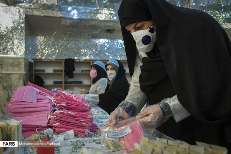 Para pekerja pembuat masker di Masjid Shah Cheragh, Iran