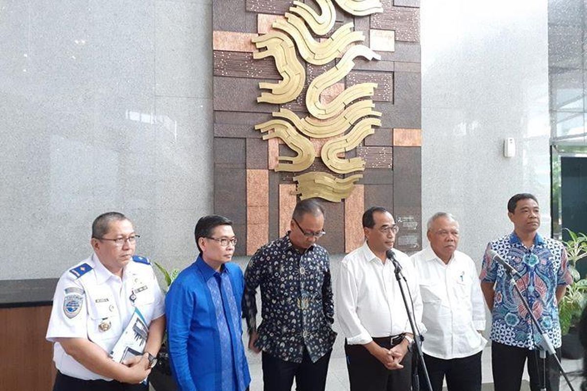 Menteri Perhubungan Budi Karya Sumadi (ketiga kiri) menjelaskan target pemberantasan Truk ODOL di Kementerian PUPR, Jakarta, Senin (24/2/2020).