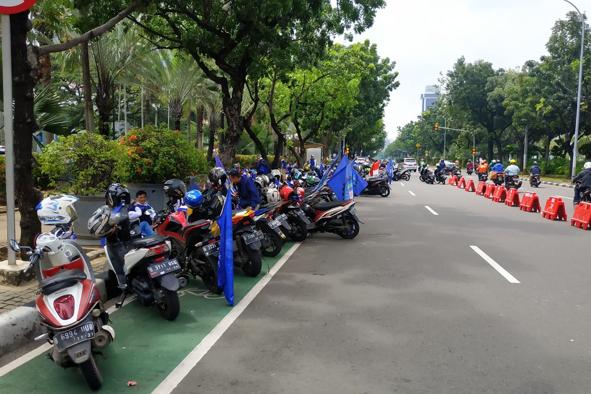 Buruh kembali menggelar unjuk rasa di depan Balai Kota, Jalan Medan Merdeka Selatan, memprotes upah minimum provinsi (UMP) DKI 2022, Selasa (30/11/2021). Kali ini, kelompok buruh yang berunjuk rasa mewakili Serikat Pekerja Rokok, Tembakau, Makanan dan Minuman (SP-RTMM).