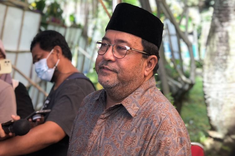 Rano Karno saat melayat ke rumah duka mendiang Mieke Wijaya yang terletak di kawasan Cilandak, Jakarta Selatan, Rabu (4/5/2022).