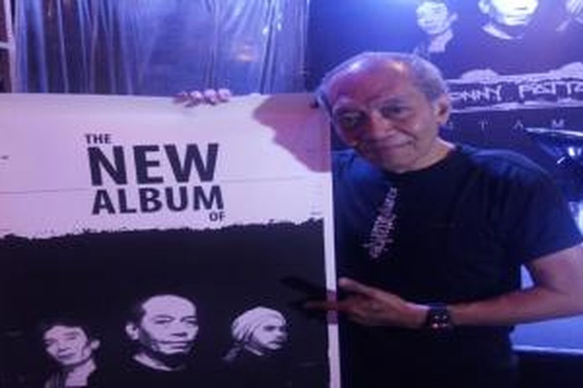 Donny Fattah Gagola, pemain bas grup rock legendaris God Bless, diabadikan dalam peluncuran album Hitam Putih, di Rolling Stone Cafe, Jalan Ampera Raya, Jakarta Selatan, Rabu (10/6/2015).