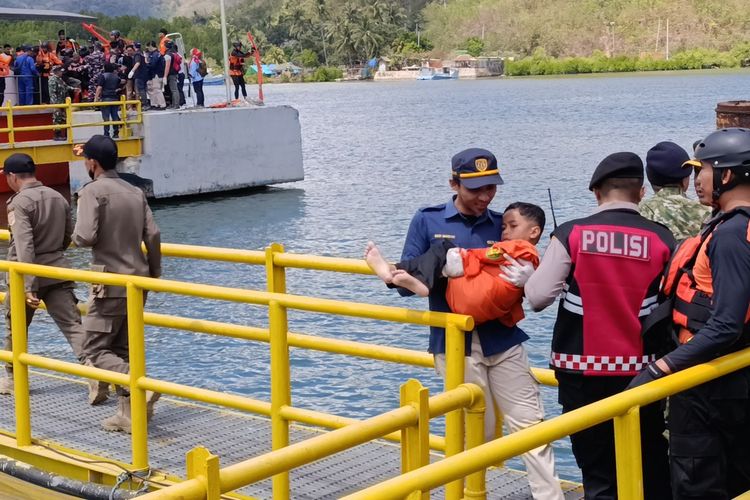 Kebakaran KMP Putri Yasmin di Selat Lombok, Penumpang Sebut Berawal dari Asap Putih Mobil Boks Plat B