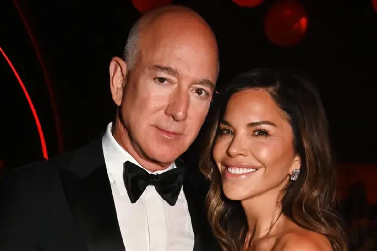 Pendiri Amazon, Jeff Bezos, akan menikahi tunangannya, Lauren Sanchez.