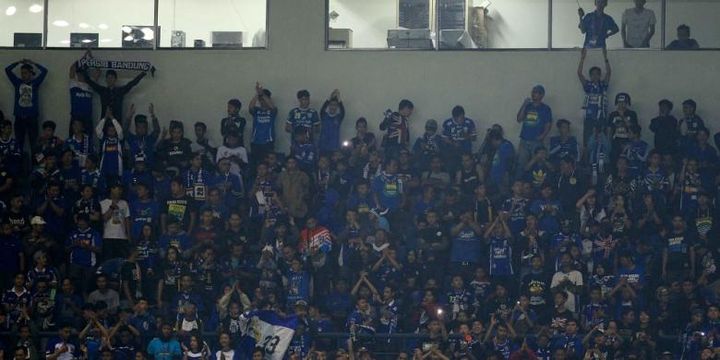 Para bobotoh menunjukkan dukungan kepada Persib Bandung saat bertanding melawan Mitra Kukar di Stadion Gelora Bandung Lautan Api, Sabtu (18/6/2016). 