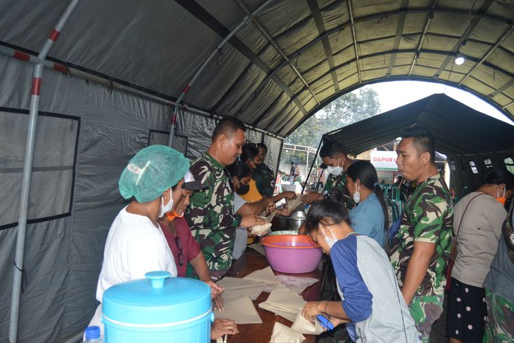 TNI siap mendukung upaya pemulihan usai bencana erupsi Gunung Lewotobi, NTT. TNI telah mendirikan tenda kesehatan, tenda pengungsi, dan dapur umum bagi pengungsi.