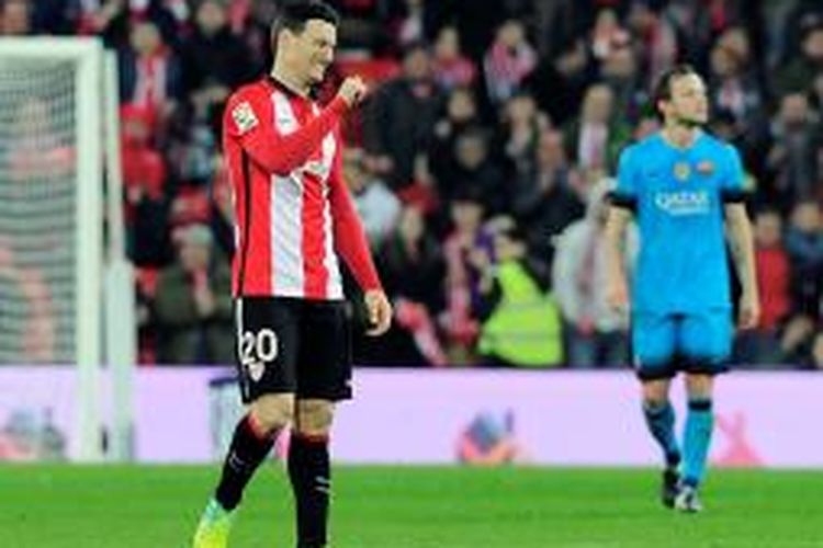 Striker Athletic Bilbao, Aritz Aduriz, merayakan golnya ke gawang Barcelona pada laga perempat final pertama Copa del Rey di Stadion San Mames, Rabu (20/1/2016).