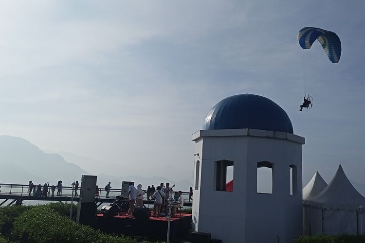 500 lampion yang diterbangkan, menikmati Sunrise hingga parade Paramotor menjadi hal yang paling berkesan bagi para pengunjung Nimo High Land dalam acara Sky Latern Nimo Festival yang diselenggarakan Minggu (28/8/2022) di Nimo High Land, Pangalengan, Kabupaten Bandung, Jawa Barat