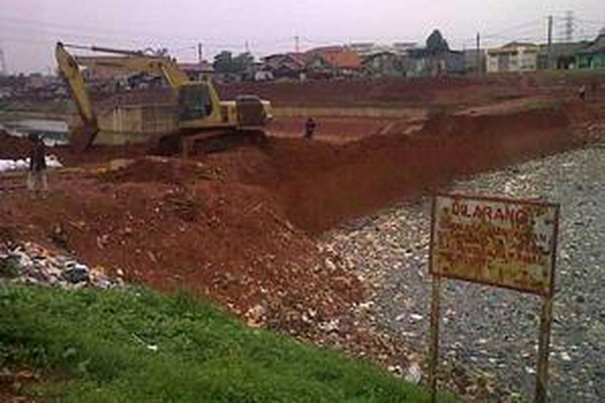 Proses Pembongkaran Tanggul kali Cipinang