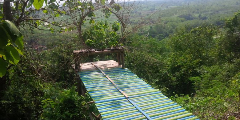 Suasana obyek wisata Cindelaras di kawasan hutan Desa Bandungharjo, Kecamatan Toroh, Grobogan, Jawa Tengah, Senin (30/10/2017).